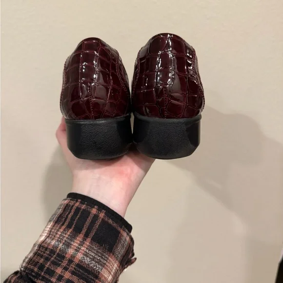 Clarks Burgundy Croc-Embossed Loafers 8.5 - Picture 4 of 6